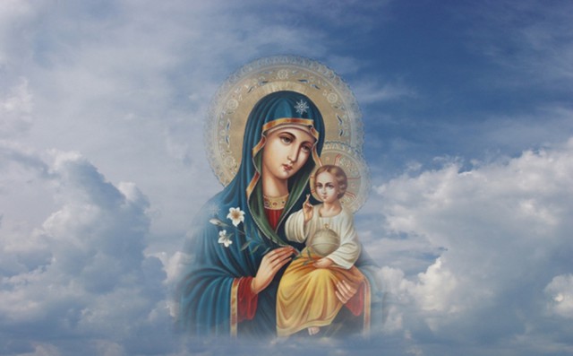 Композиция на тему "Дева Мария с младенцем" на фоне небесных облаков