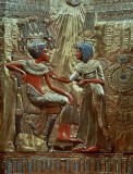 Тутанхамон с Королевой Анхесенамон – деталь на спинке трона царя Тутанхамона из могилы фараона