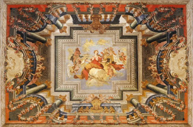 Декор потолка с изображением девушки сидящей на облаке в окружении ангелов