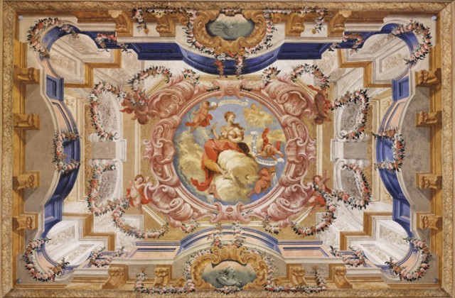 Декор потолка с изображением девушки сидящей на облаке в окружении ангелов и античных колонн