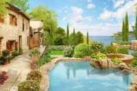 Вид на средиземное море с двора старинного дома с прудом и цветами