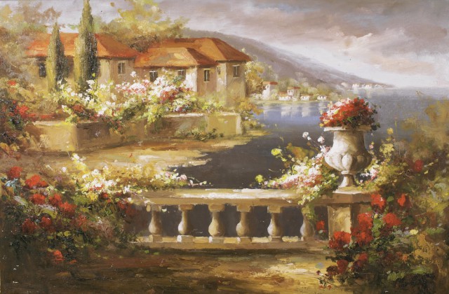 Вид с балкона с вазами для цветов на деревню на берегу озера, окруженного горами
