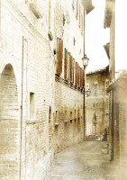 Узкая итальянская улочка в старом городе с коваными фонарями