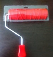 Валик красный резиновый с ручкой (текстура дерева)