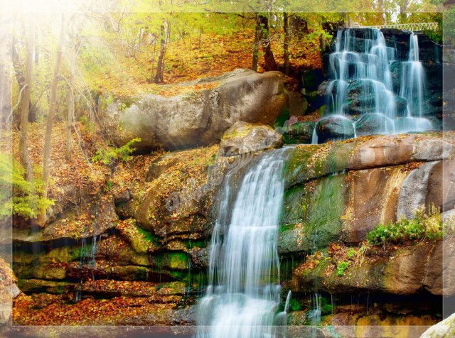 Изображение водопада в осеннем лесу