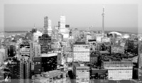 Черно-белое изображение панорамы ночного города 