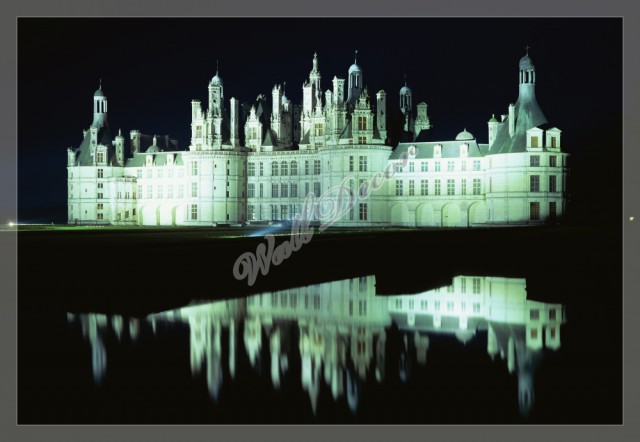 Изображение дворца (замка) у воды ночью с освещением