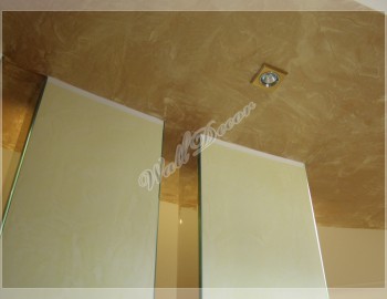Венецианская штукатурка в интерьере золотистого цвета на потолке, выполненные работы, артикул ВШ11