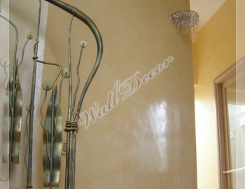 Венецианская штукатурка в интерьере кремого цвета на стене в доме, выполненные работы, артикул ВШ15