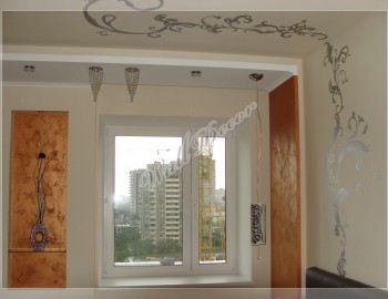 Нанесение орнамента в виде растения на потолке и стене в интерьере, наши работы, артикул О13