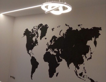 Карта мира на декоративной штукатурке