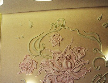 Барельеф цветка с декорированным светильником