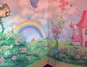 Художественная роспись детской комнаты с изображением сказочной мельницы