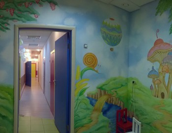 Художественная роспись стен в детской комнате в сказочной стилистике