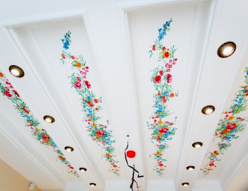 Художественная роспись потолка цветочными орнаментами