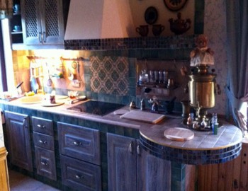 Состаренный деревянный кухонный гарнитур
