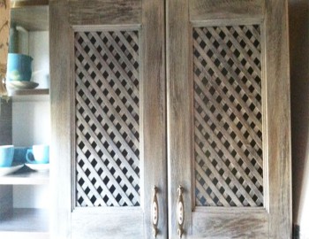 Состаренный деревянный подвесной шкаф на кухню