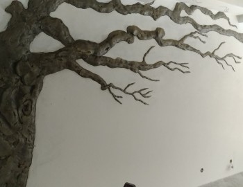 Барельеф старого дерева упирающегося ветками в потолок