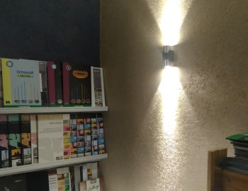 Molodoi travertin s zolotoi pudroi v novom salone effektnih pokritii
