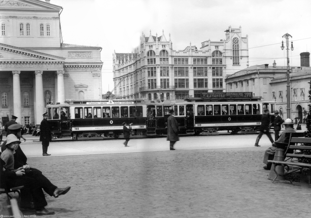 Вид на "Театральную" площадь, старая Москва